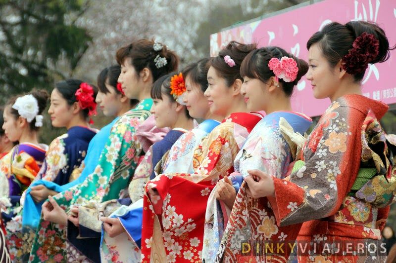 Jóvenes japonesas vestidas con el kimono tradicional